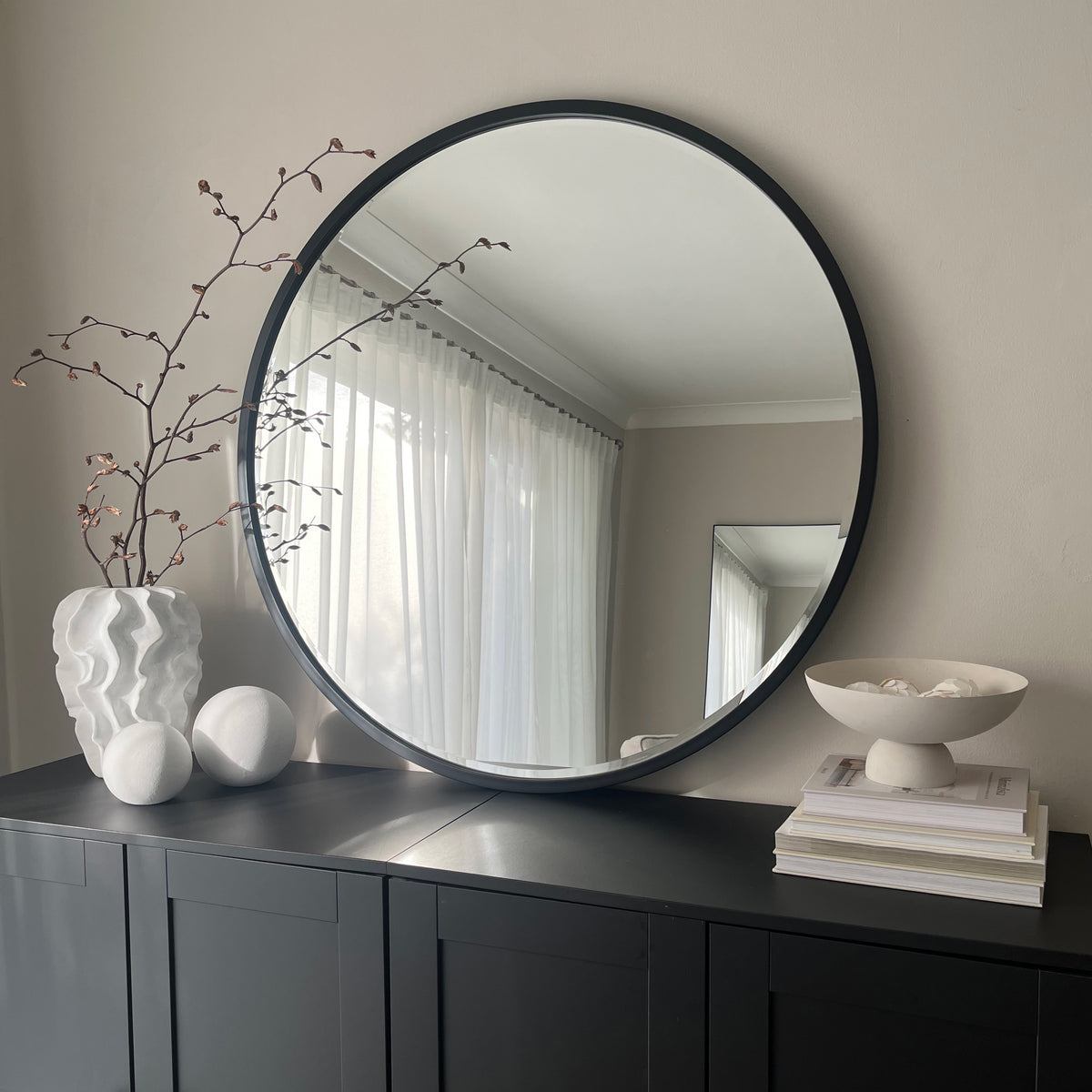 Black Metal Modern Round Wall Mirror  on console table