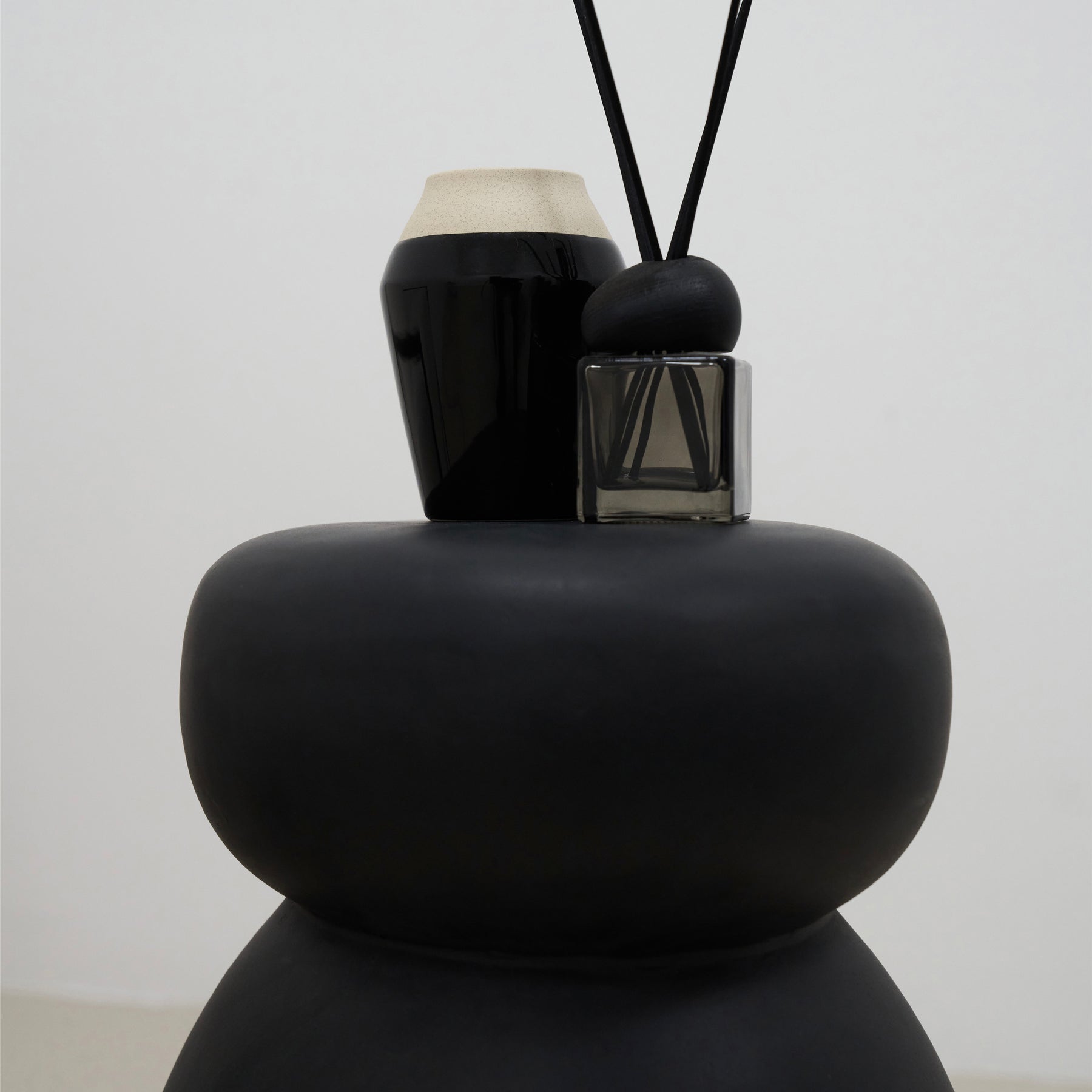 detail shot of Minimal Onyx Side Table ornaments