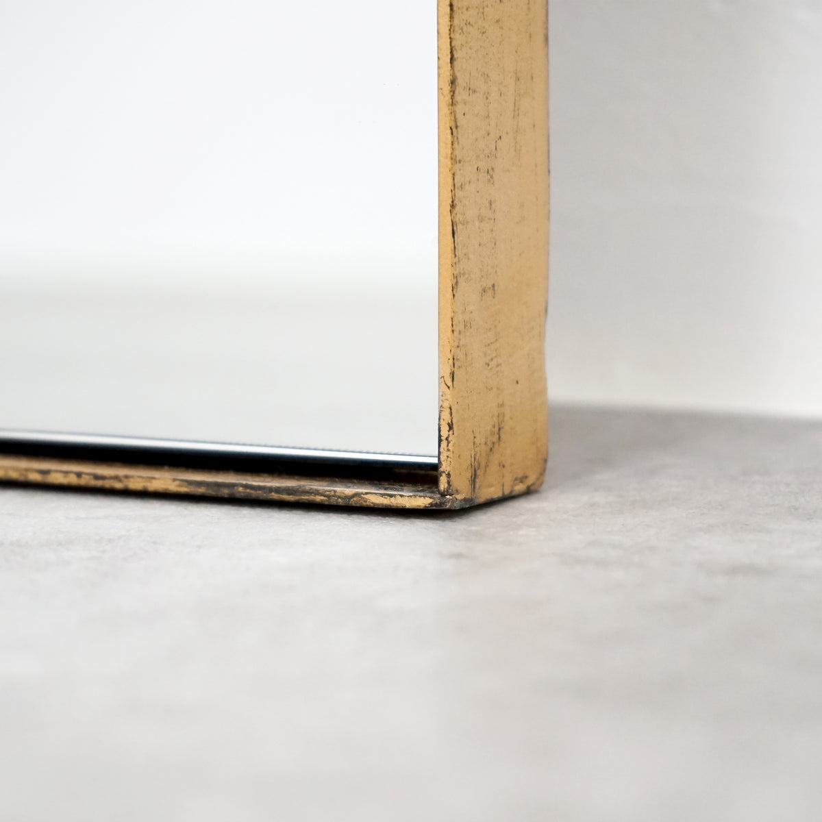 Detail shot of Full Length Gold Curved Extra Large Metal Mirror corner