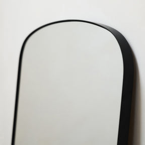 Bowness - Miroir mural contemporain arqué en métal noir 90 cm x 75 cm