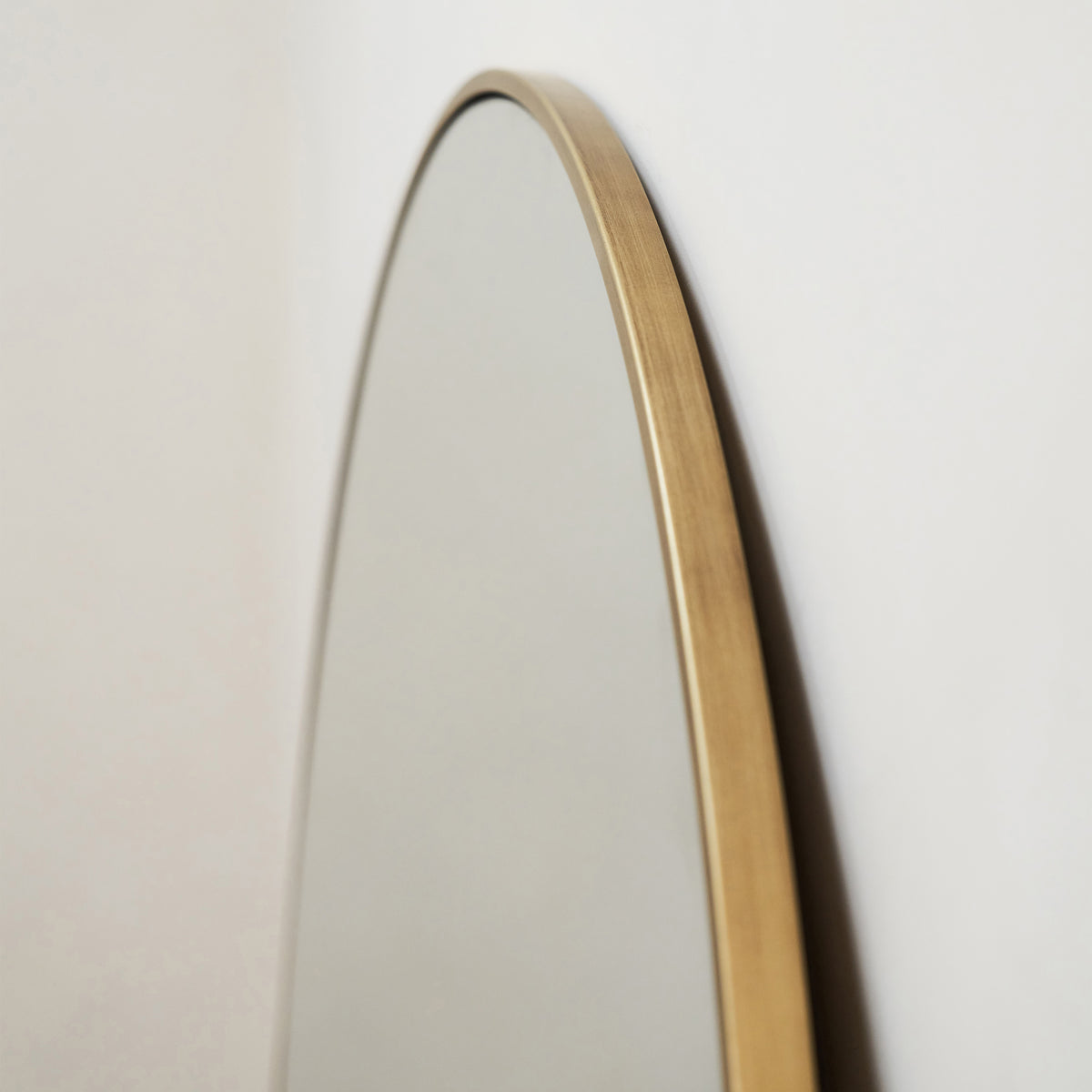 Liberty - Grand miroir à surmanteau en métal arqué doré 120 cm x 90 cm