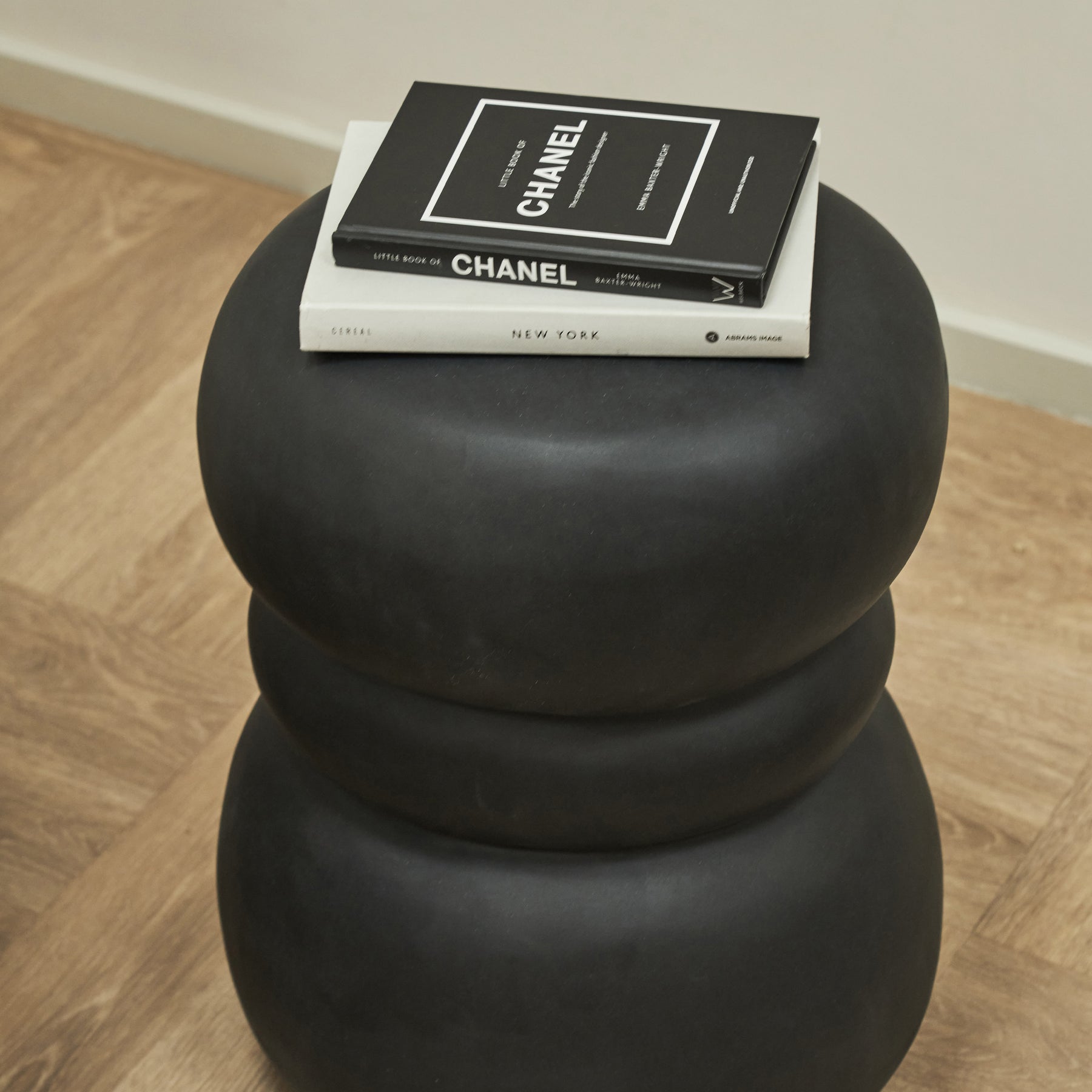 Minimal Onyx Side Table with book pile