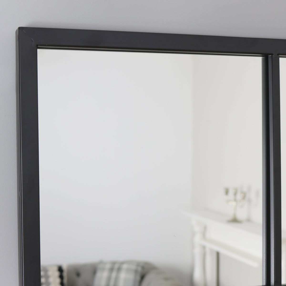 A detail of this mirrors stylish frame.